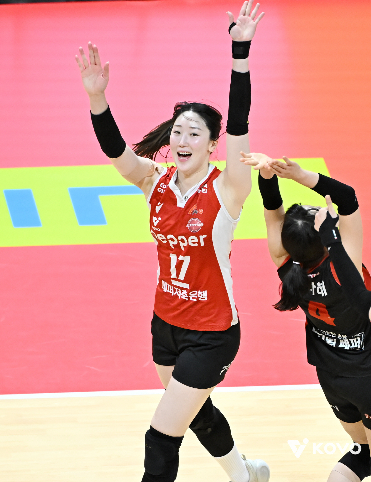 '만년 꼴찌팀'에 온 미녀 캡틴 → '광주 불패' 돌풍! "솔직히 의식하…