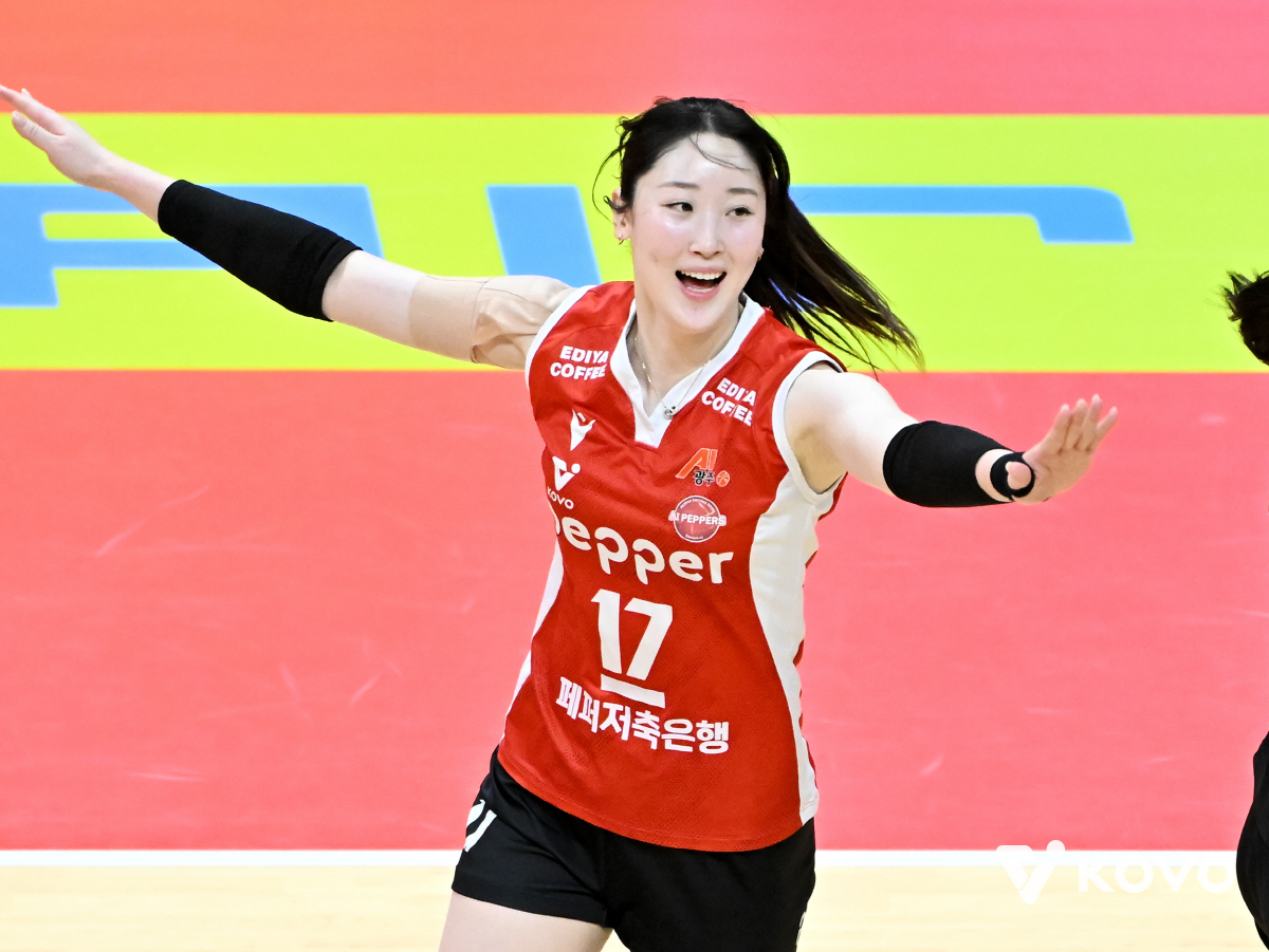 '만년 꼴찌팀'에 온 미녀 캡틴 → '광주 불패' 돌풍! "솔직히 의식하…