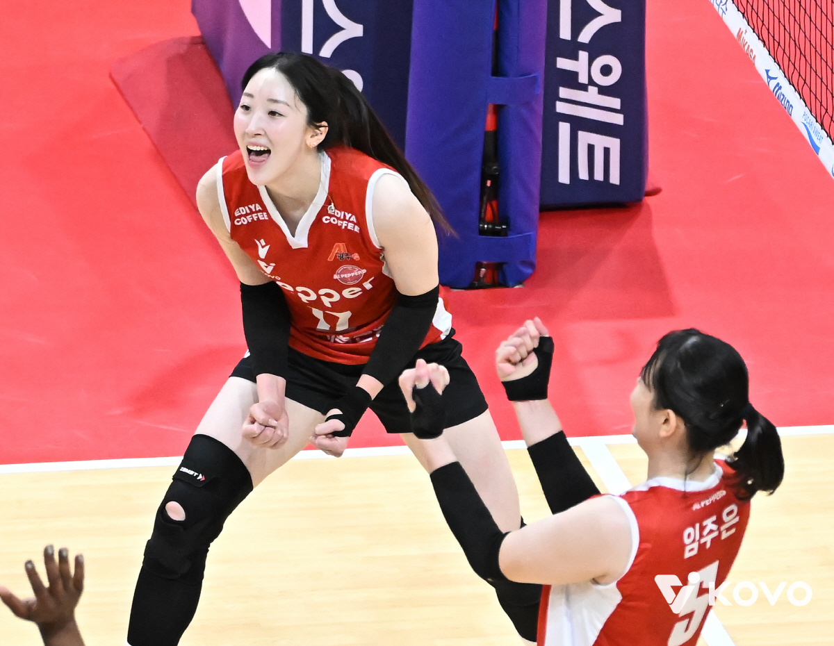 '만년 꼴찌팀'에 온 미녀 캡틴 → '광주 불패' 돌풍! "솔직히 의식하…