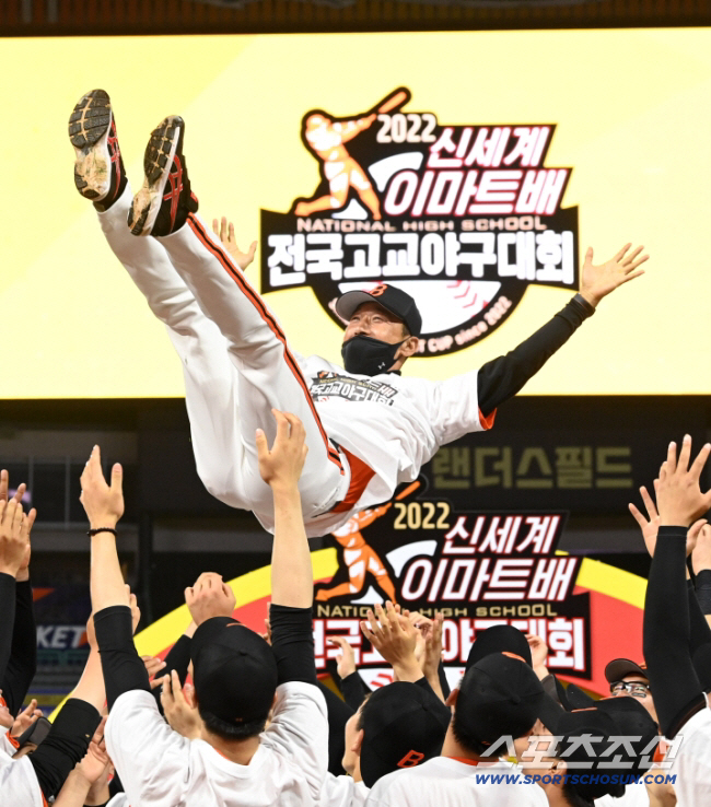 "근성과 패기, 멘탈 강조" 한화 야구의 뿌리, 천안북일고 새 사령탑에 …