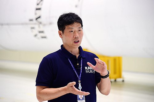 (나로우주센터=연합뉴스) 지난 16일 전남 고흥군 나로우주센터에서 누리호 4차 발사 전 진행된 최종 시험 현장에서 박종찬 항우연 한국형발사체고도화사업단장이 기자단에게 설명하고 있다. 2025.9.17 [한국항공우주연구원 제공. 재판매 및 DB 금지] photo@yna.co.kr