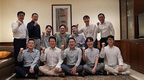 (서울=연합뉴스) 지난 13일(현지시간) 이재용 삼성전자 회장이 인도 뭄바이에서 현지 임직원들과 간담회를 가진 후 기념 촬영하고 있다. 2024.7.14 [삼성전자 제공. 재판매 및 DB 금지] photo@yna.co.kr