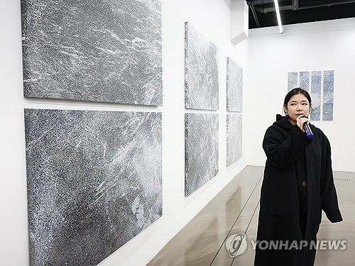 (서울=연합뉴스) 강민지 기자 = 윤향로 작가가 19일 서울 종로구 아르코미술관에서 열린 아르코 예술창작실 작가전 '인 시투'(In Situ) 간담회에서 작품 설명을 하고 있다. 2025.11.19 mjkang@yna.co.kr