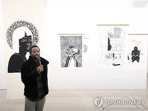 (서울=연합뉴스) 강민지 기자 = 우고 멘데스 작가가 19일 서울 종로구 아르코미술관에서 열린 아르코 예술창작실 작가전 '인 시투'(In Situ) 간담회에서 작품 설명을 하고 있다. 2025.11.19 mjkang@yna.co.kr