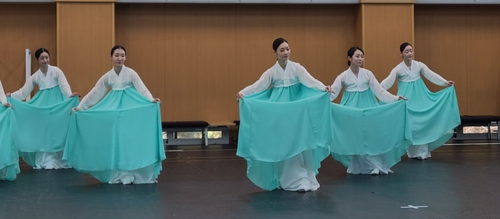 (서울=연합뉴스) 박원희 기자 = 19일 국립극장 해오름극장에서 열린 '거장의 숨결' 연습실 공개행사에서 국립무용단 단원들이 김현자 안무가의 '매화를 바라보다'를 시연하고 있다. 2025.11.19. encounter24@yna.co.kr