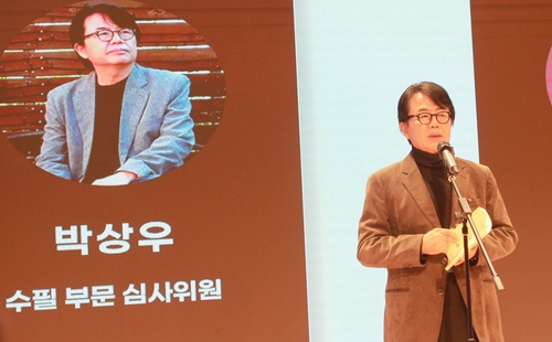 (서울=연합뉴스) 박현수 기자 = 19일 서울 종로구 청계천로 교원투어콘서트홀에서 열린 '제27회 재외동포 문학상' 시상식에서 박상우 수필부문 심사위원이 심사평을 하고 있다. 2025. 11. 19. phyeonsoo@yna.co.kr