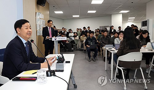 (세종=연합뉴스) 배재만 기자 = 구윤철 부총리 겸 기획재정부 장관이 19일 정부세종청사 기재부 기자실에서 출입기자단 간담회를 열고 있다. 2025.11.19 scoop@yna.co.kr
