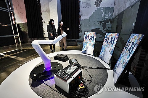 (서울=연합뉴스) 진연수 기자 = 19일 서울 중구 문화역서울 284 RTO에서 열린 국립한글박물관 '글(자)감(각): 쓰기와 도구' 전시 언론설명회에서 참석자들이 전시를 관람하고 있다. 이번 전시는 국립한글박물관 한글실험프로젝트의 다섯 번째 여정으로 23팀의 작가, 디자이너와 협업하여 시각·공예·미디어아트·설치 작품 등 139점을 선보인다. 2025.11.19 jin90@yna.co.kr