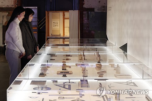(서울=연합뉴스) 진연수 기자 = 19일 서울 중구 문화역서울 284 RTO에서 열린 국립한글박물관 '글(자)감(각): 쓰기와 도구' 전시 언론설명회에서 참석자들이 전시를 관람하고 있다. 이번 전시는 국립한글박물관 한글실험프로젝트의 다섯 번째 여정으로 23팀의 작가, 디자이너와 협업하여 시각·공예·미디어아트·설치 작품 등 139점을 선보인다. 2025.11.19 jin90@yna.co.kr
