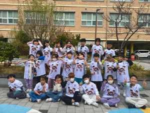 프로배구 OK저축은행, 부산 초등생 4천137명에게 티셔츠 선물