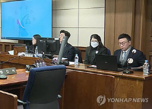 머리 푼 김건희, 들것에 기대 재판…명태균 문자·영수증 공개(종합)