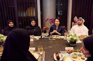 金여사, UAE 대통령 모친 한국에 초청…