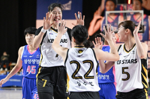돌아온 박지수 7점 6리바운드…KB, 삼성생명 꺾고 시즌 첫 승