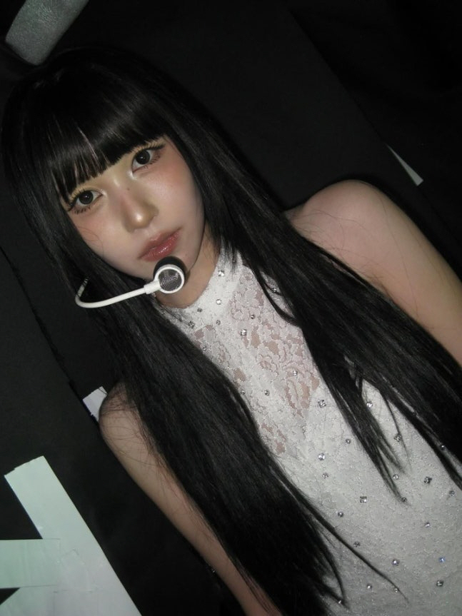 ‘져지+롱부츠’ 완벽 소화한 트와이스 미나, 호텔 룸서 화보급 비주얼[S…