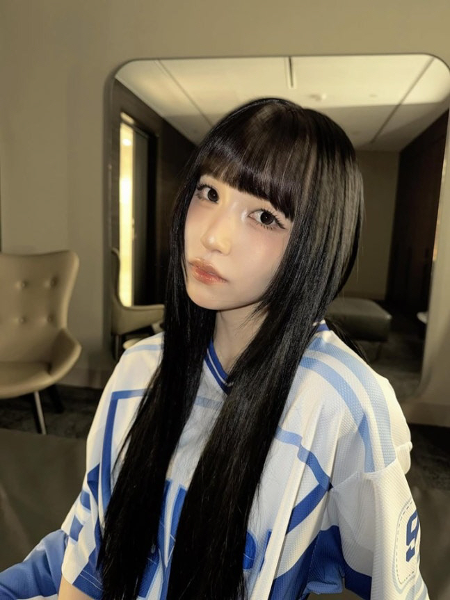 ‘져지+롱부츠’ 완벽 소화한 트와이스 미나, 호텔 룸서 화보급 비주얼[S…