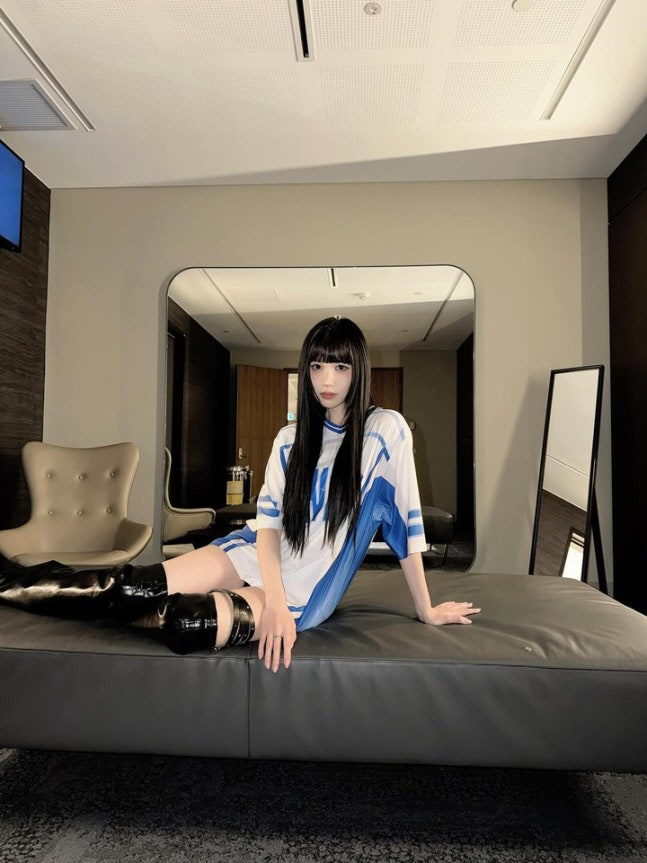 ‘져지+롱부츠’ 완벽 소화한 트와이스 미나, 호텔 룸서 화보급 비주얼[S…