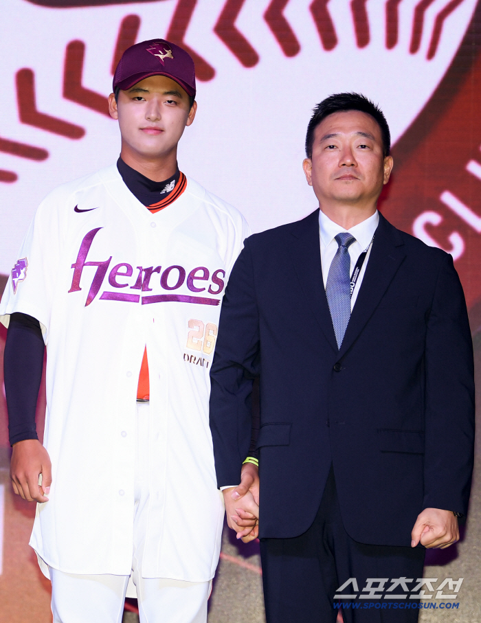 "157km 특급 박준현 안 보고 싶으세요?" 물었더니 "궁금하다. 하지만 참아야 한다" 왜?