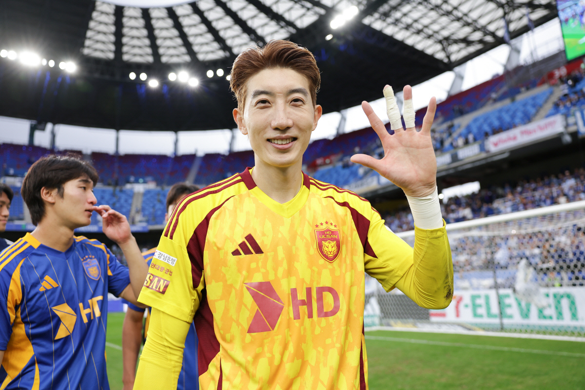 "이동경 위해 뛴다" '광주 킬러' 이청용, '최선봉' 그라운드 지휘…'…