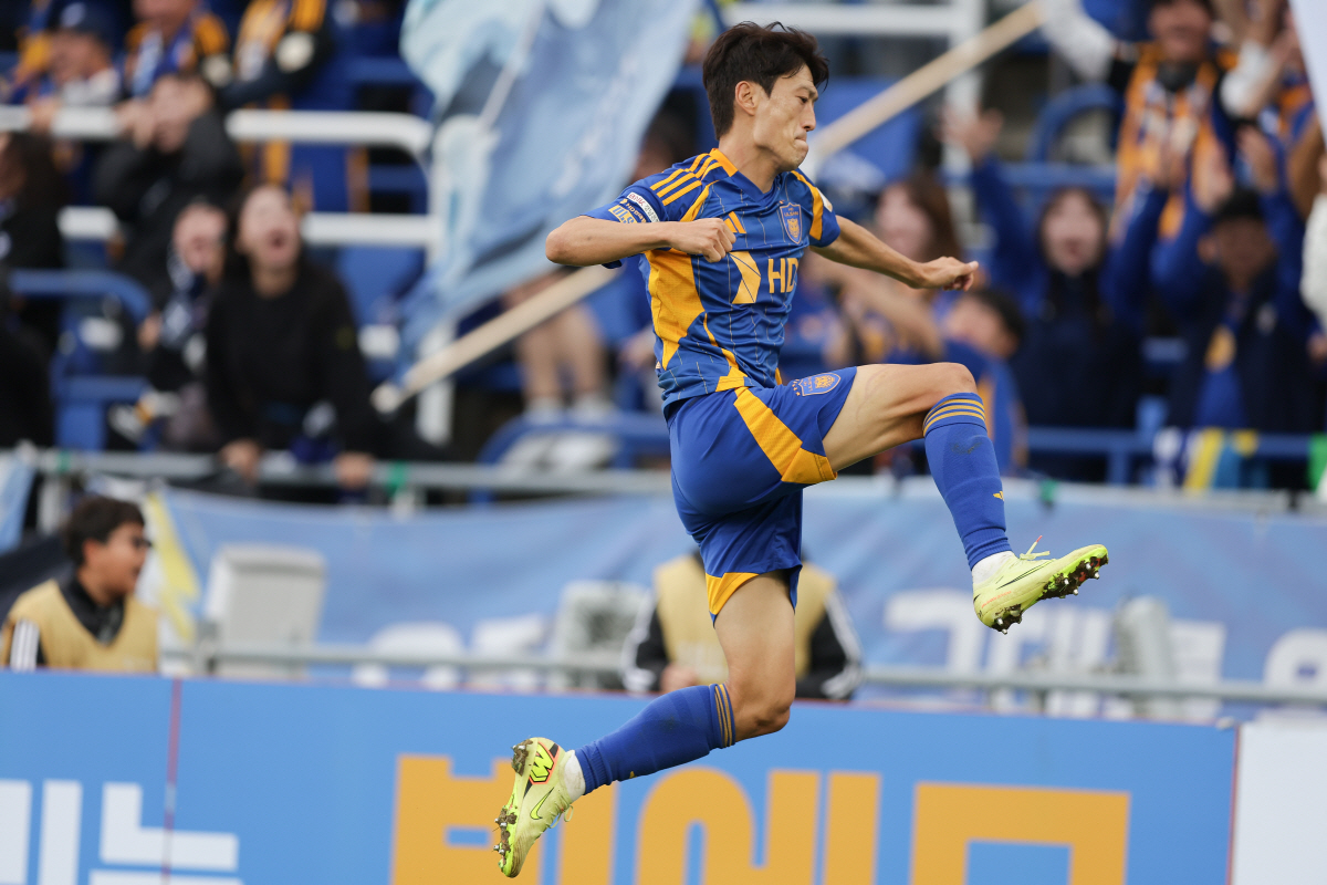 "이동경 위해 뛴다" '광주 킬러' 이청용, '최선봉' 그라운드 지휘…'…