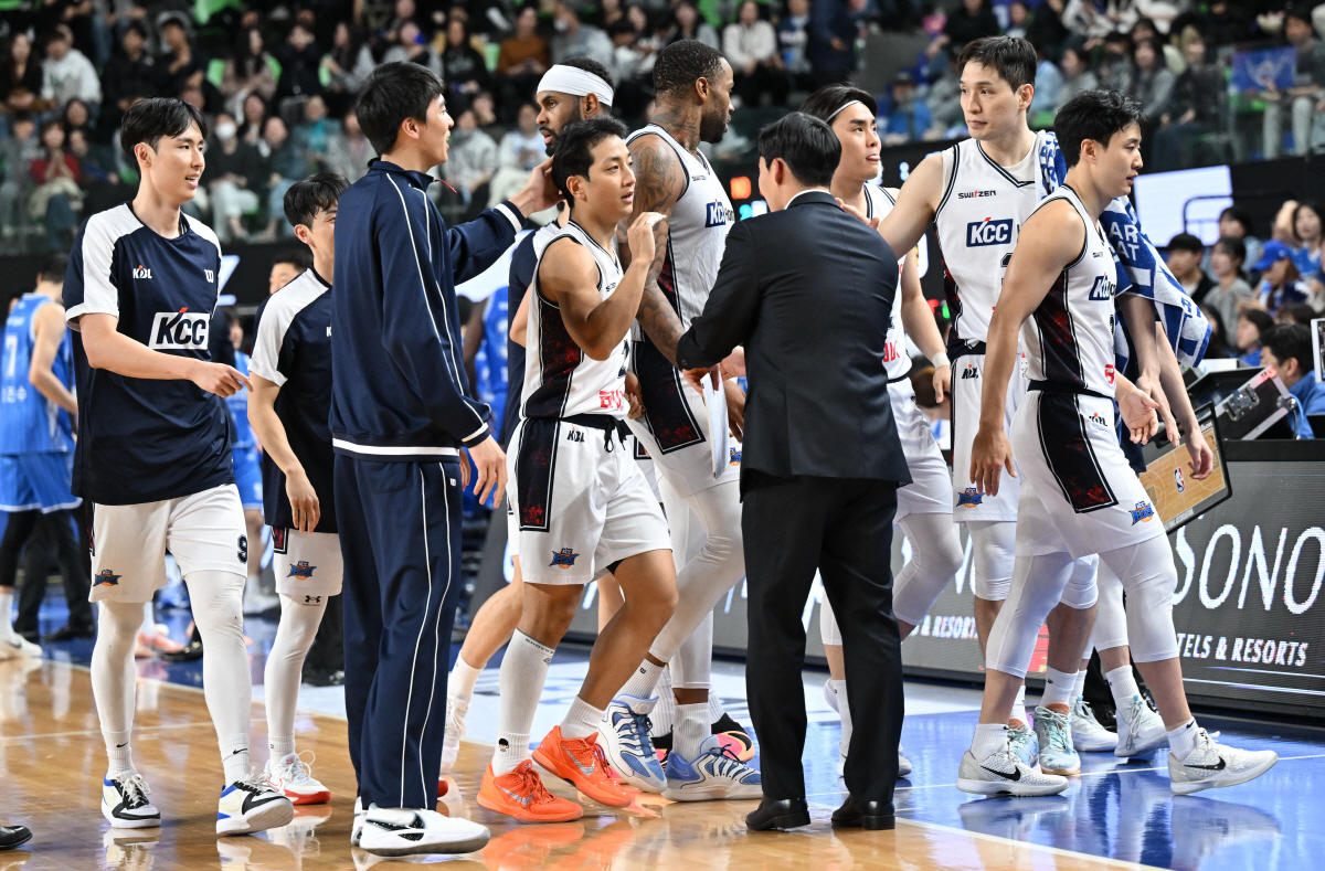 '봤지? 허훈 효과' 슈퍼팀 KCC, 마침내 무서워진다…'해결사' 허훈 …