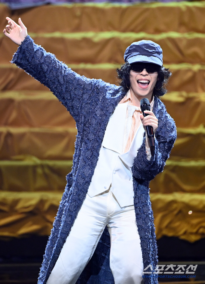 [청룡영화상] 이찬혁, 또 청룡 찢었다…'관짝 퍼포' 이어 레전드 축하공연