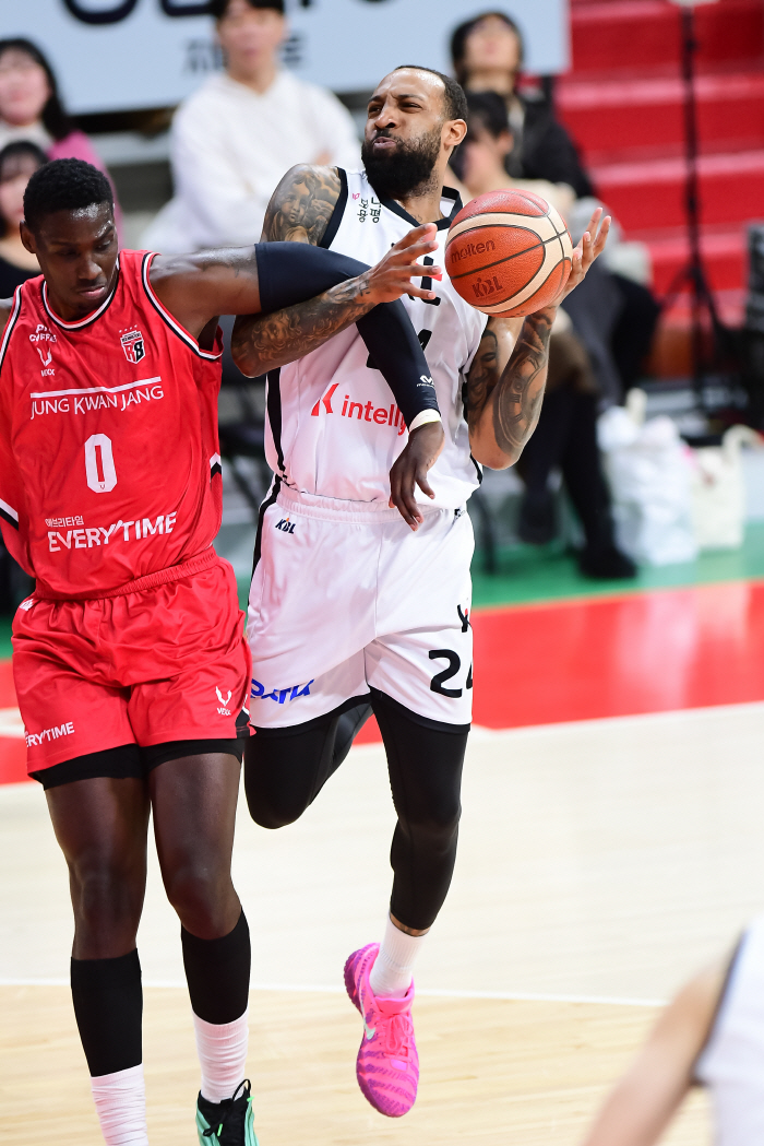 '징검다리 3연패 피했다' KT, 정관장에 68-62 짜릿한 승리…정관장 2연패 빠뜨리고, 3연패 모면