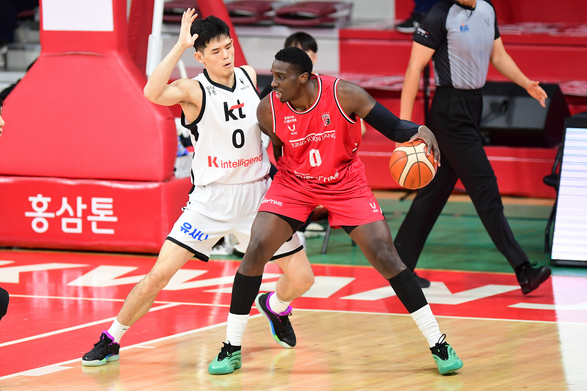 '징검다리 3연패 피했다' KT, 정관장에 68-62 짜릿한 승리…정관장…