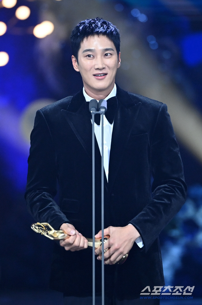 [청룡영화상] 안보현 신인남우상 "임윤아에 감사, 연락 끊었던 아버지께 연락할것"