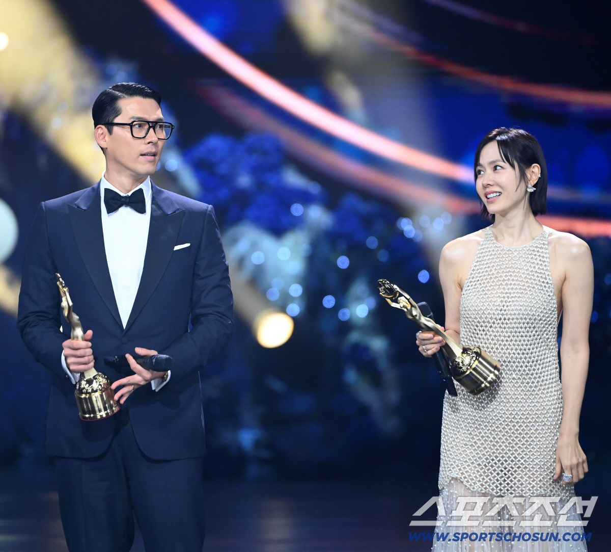 [청룡영화상] 현빈♥손예진, 나란히 인기스타상 수상 “잊을 수 없는 순간…