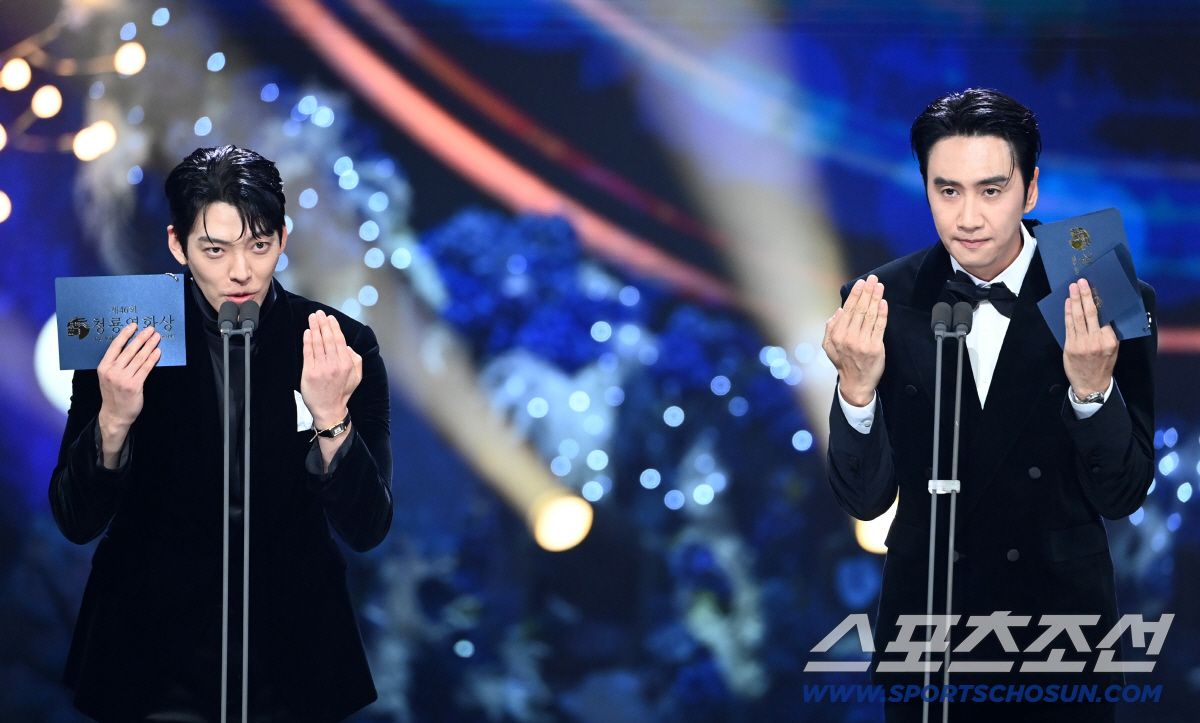 [포토] 김우빈-이광수 '청룡영화상에서도 콩콩팡팡 홍보'