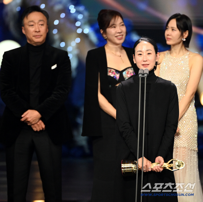 [청룡영화상] 최우수작품상 ‘어쩔수가없다’ “20년 품은 꿈 현실로…희망 가졌으면”