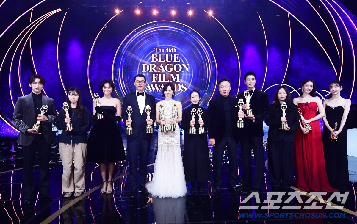 [청룡영화상] ‘어쩔수가없다’ 압도적 존재감→현빈♥손예진 부부 케미까지 …