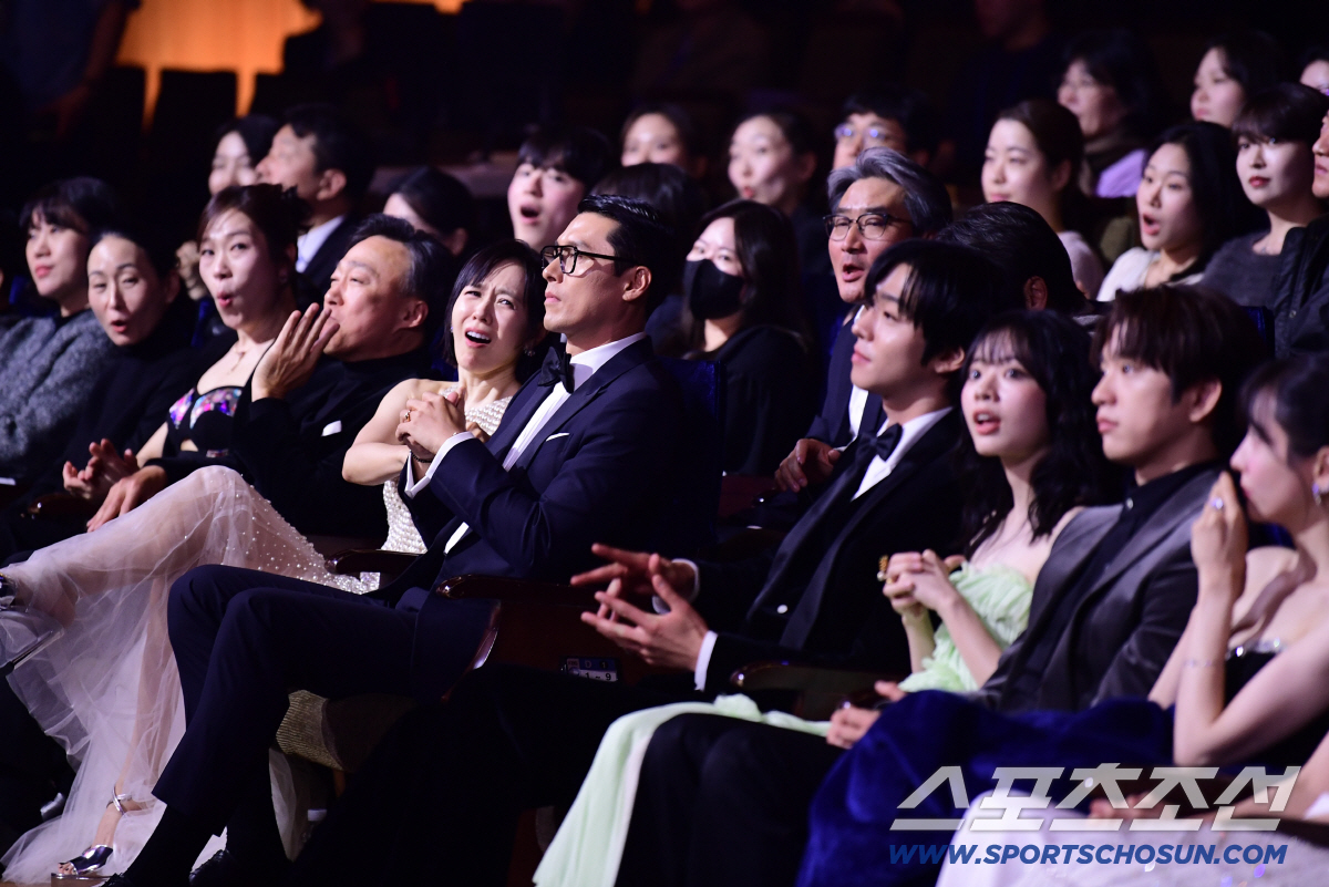 [청룡영화상] ‘어쩔수가없다’ 압도적 존재감→현빈♥손예진 부부 케미까지 …