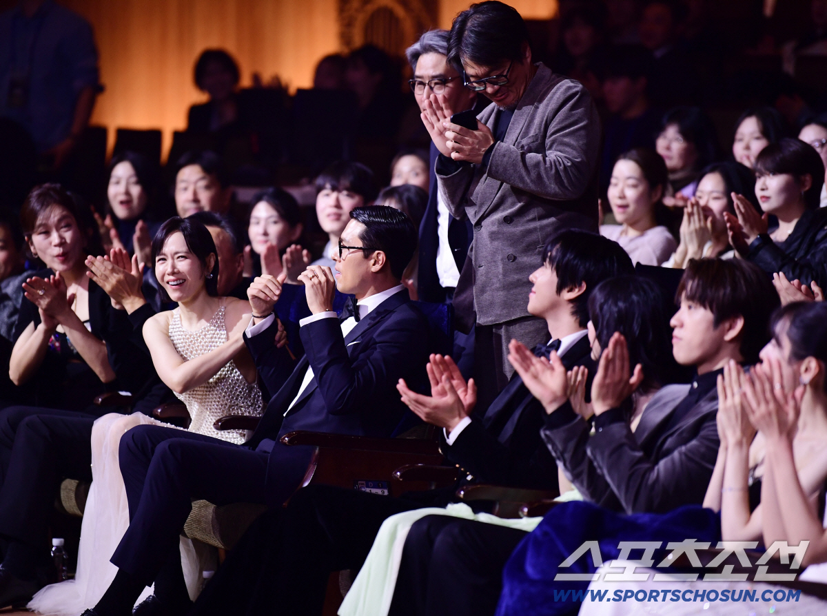 '영화보다 더 영화 같네' 청룡영화상 최초 부부동반 주연상 수상 현빈-손…