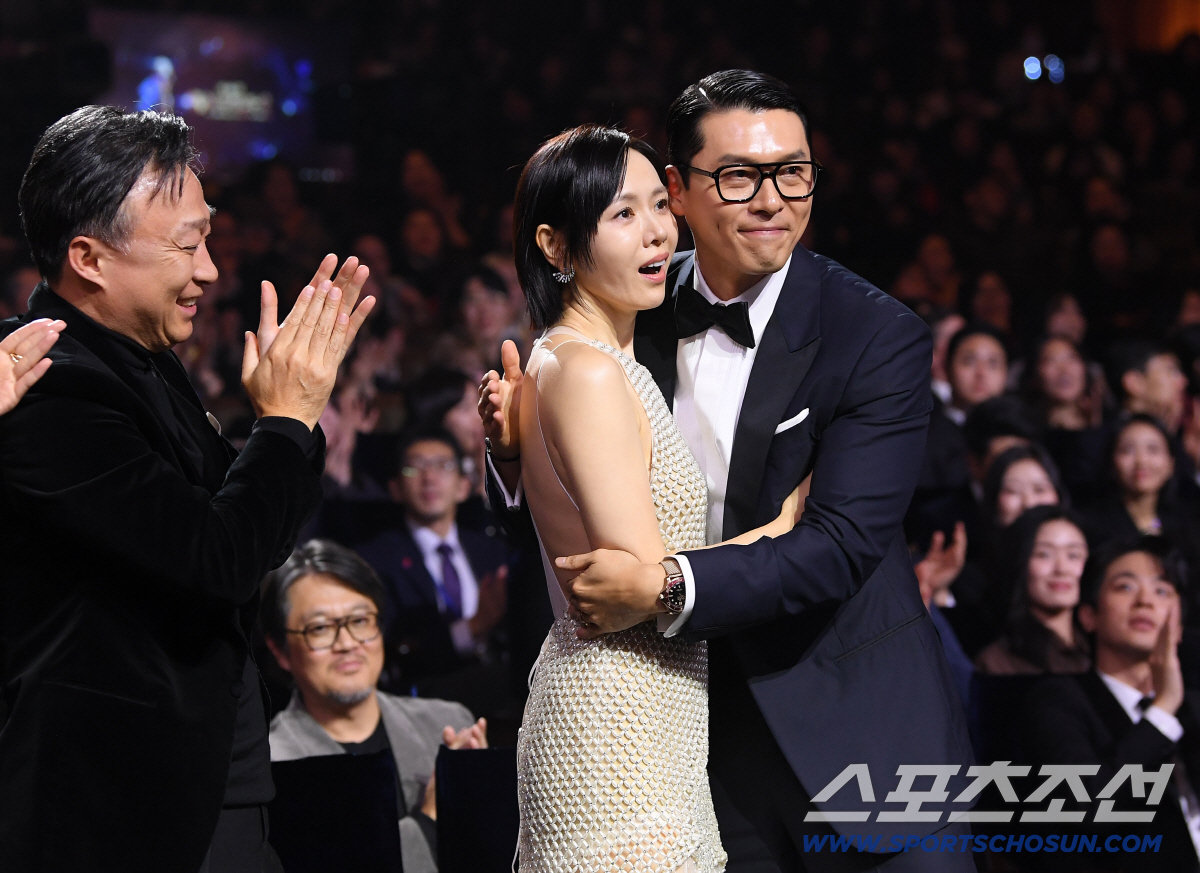 '영화보다 더 영화 같네' 청룡영화상 최초 부부동반 주연상 수상 현빈-손…