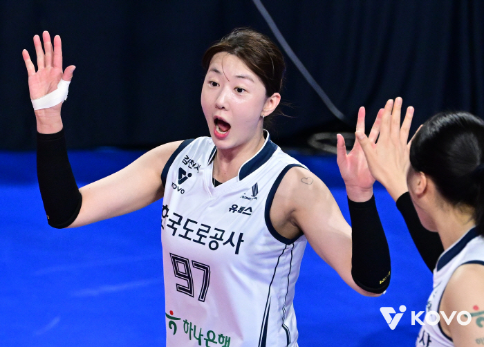 구단 최다 연승을 향해! '삼각편대 47득점' 도로공사 8연승 폭주 누가 막으랴…기업은행 6연패 [화성리뷰]