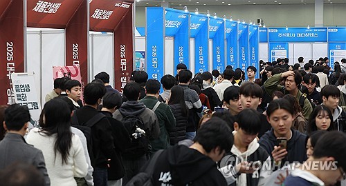 (대구=연합뉴스) 윤관식 기자 = 지난 5일 대구 북구 엑스코에서 열린 '2025 대구·경북 채용박람회'에서 구직자들이 취업관련 부스를 살펴보고 있다. 2025.11.20 psik@yna.co.kr