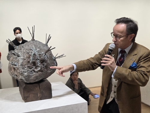 (서울=연합뉴스) 박의래 기자 = 미로의 손자이자 호안 미로 재단 대표인 호안 푸넷 미로가 19일 타데우스 로팍 서울에서 호안 미로 작품에 관해 설명하고 있다. 2025.11.19. laecorp@yna.co.kr