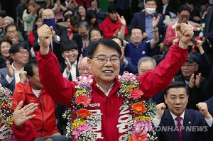 부산 기초단체장 잇단 구설…카지노 출입·재개발 정보활용 의혹