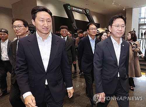 UAE서 귀국 직후 HD현대 찾은 배경훈 "조선·해양 AI 대전환"(종합)