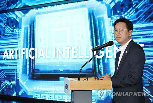 (성남=연합뉴스) 이재희 기자 = 20일 경기도 성남 HD현대글로벌R&D센터에서 열린 '조선·해양 산업 AI MOU 체결식'에 앞서 배경훈 부총리 겸 과학기술정보통신부 장관이 축사하고 있다. 2025.11.20 scape@yna.co.kr