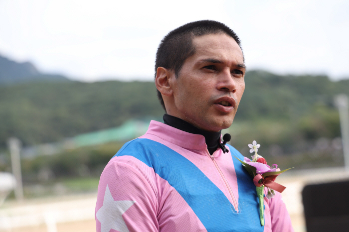 빅투아르 기수, 통산 300승 달성