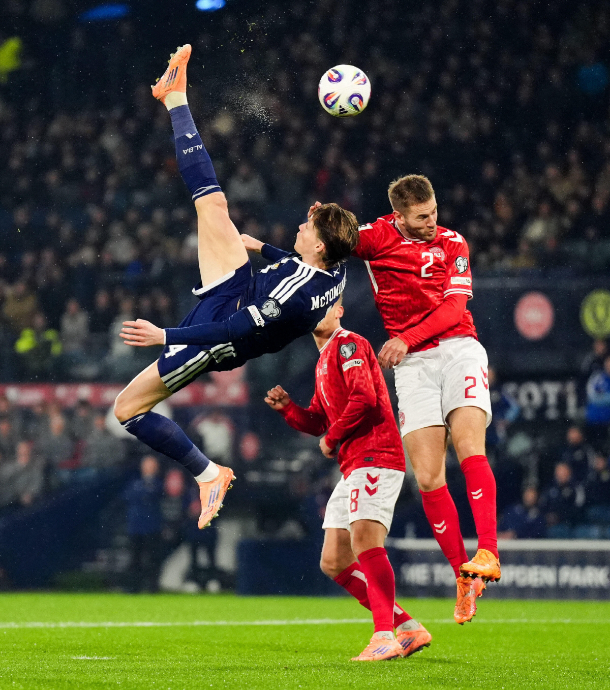 '날으는 맥중사' 맥토미니, '맨유 선배' 호날두보다 높이 뛰었다…'월드…