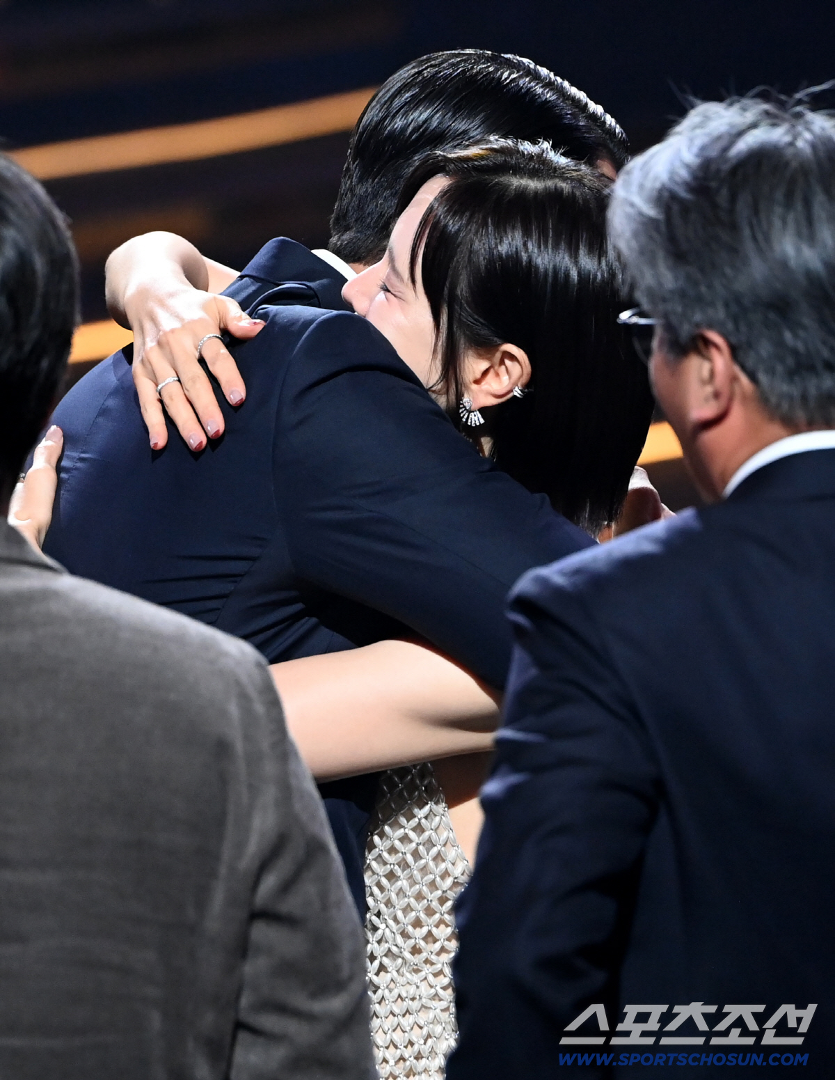 '뜨거운 포옹' 현빈♥손예진, 청룡영화상 동반수상...'영화보다 더 영화…