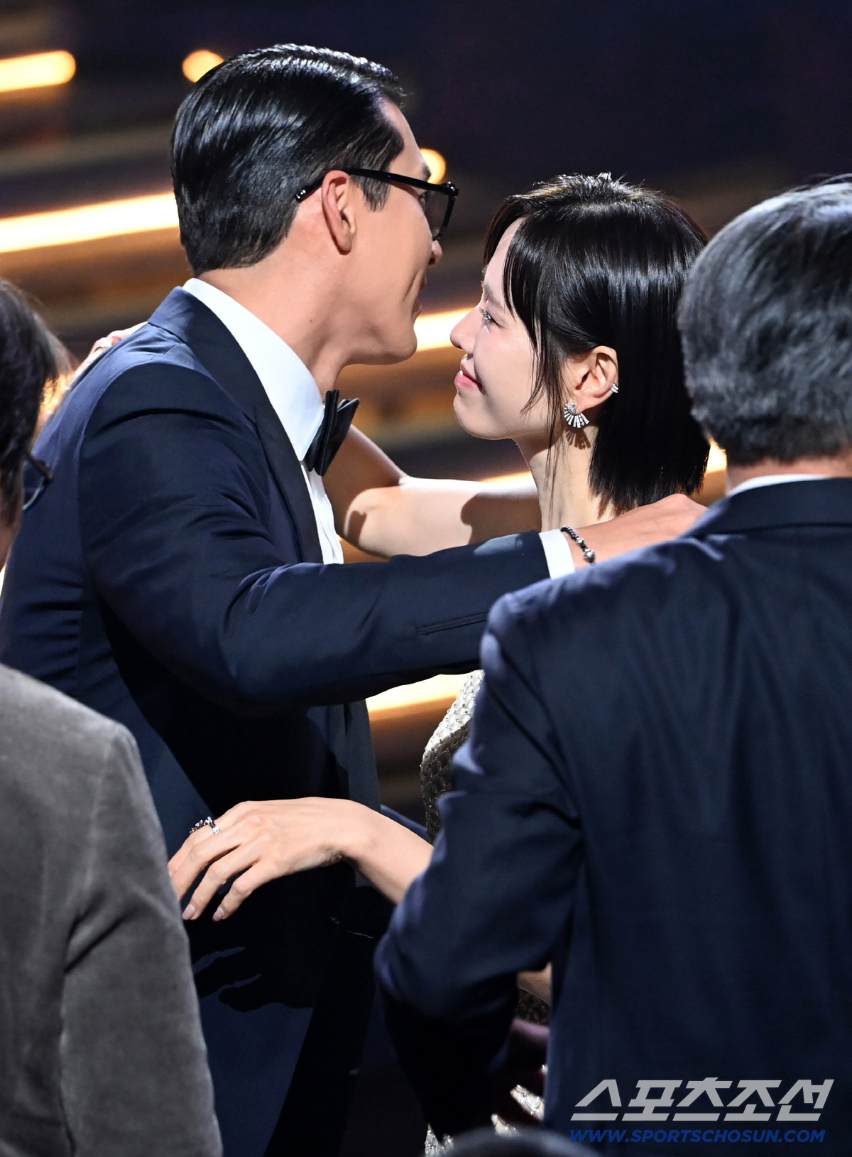 '뜨거운 포옹' 현빈♥손예진, 청룡영화상 동반수상...'영화보다 더 영화…