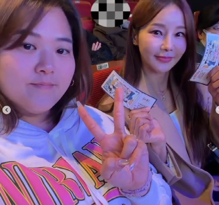 미나, '불화설 시누이'와 또 만났다…♥류필립 회식 쏜 '내조의 정석'