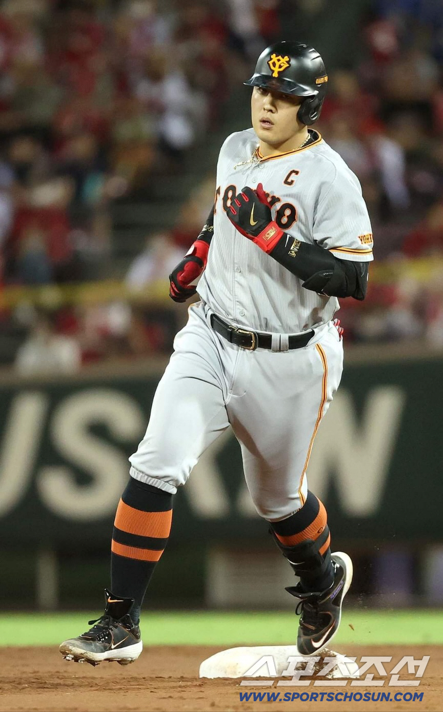 "밥 잘 먹고 힘내라" 요미우리 구단주가 팀 떠나는 4번 타자 응원, 팀…