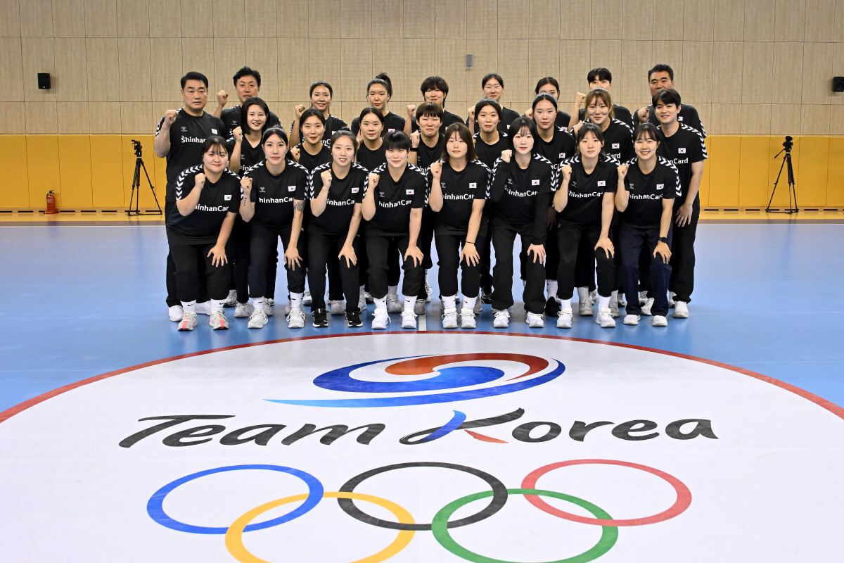 "흔들림 없는 경기" 韓 여자 핸드볼 국가대표, 세계선수권 출전 위해 튀…