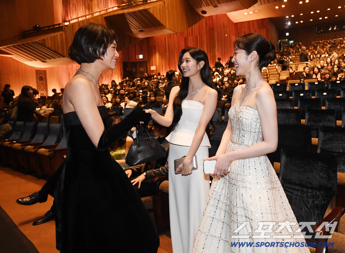 [청룡영화상] 대세는 오프숄더? 손예진 탄탄 등근육→시크한 이재인, 반전…