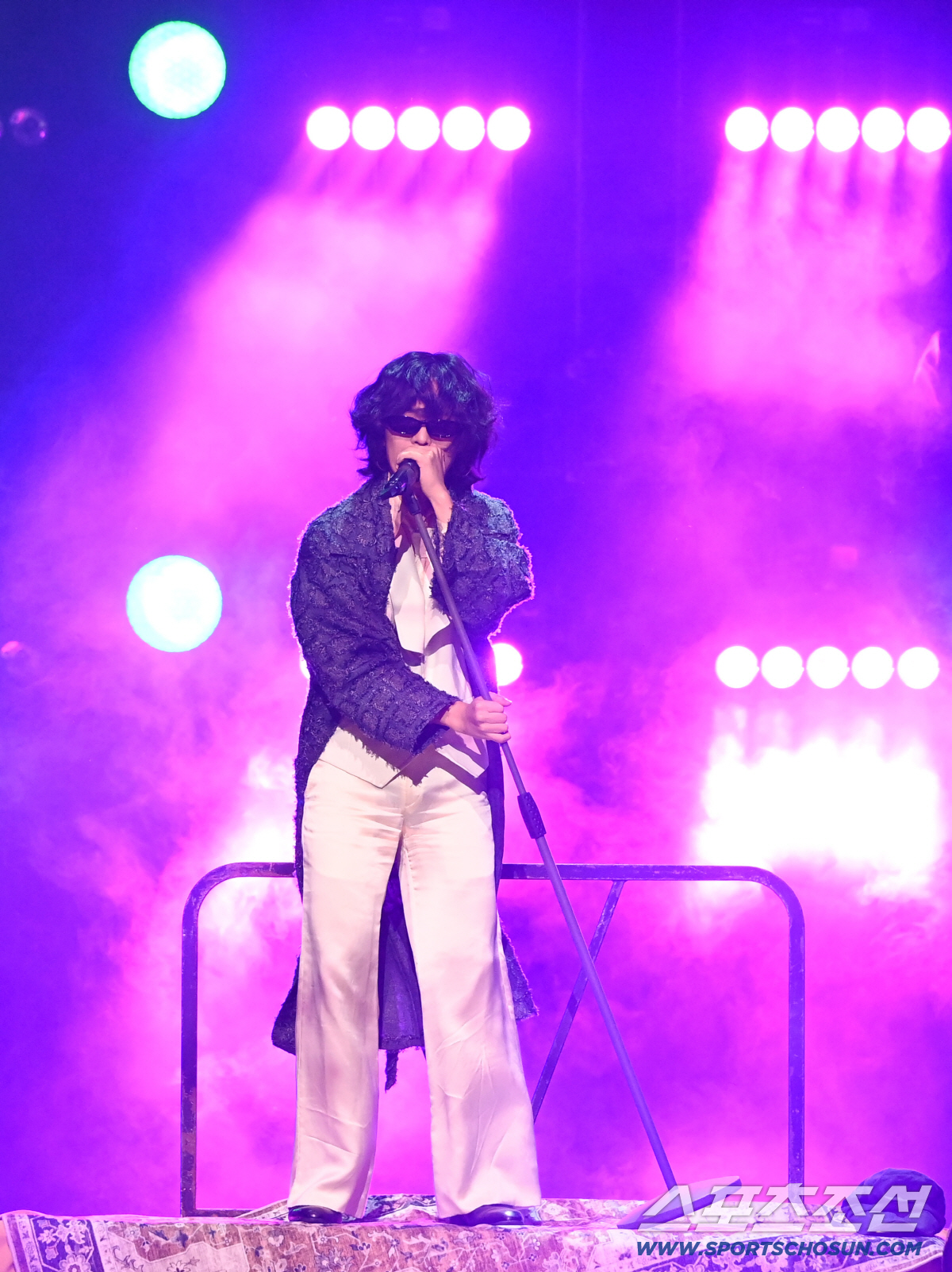 [청룡영화상]이찬혁의 개막, 화사·박정민의 '굿 굿바이'…영화 찍은 축하…